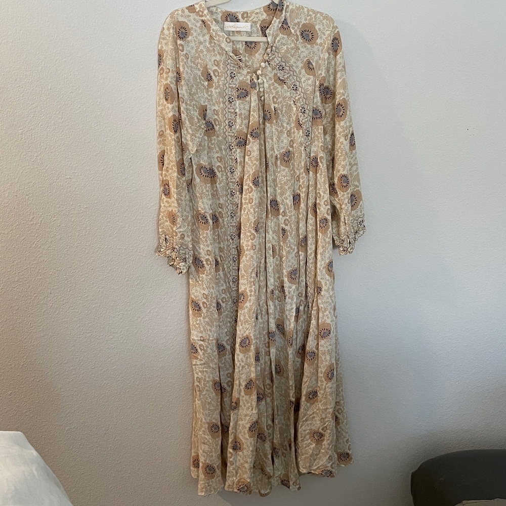 Natalie Martin Fiore Maxi Dress in Vintage Flowers Sand Lightweight Rayon medium - Picture 2 of 9